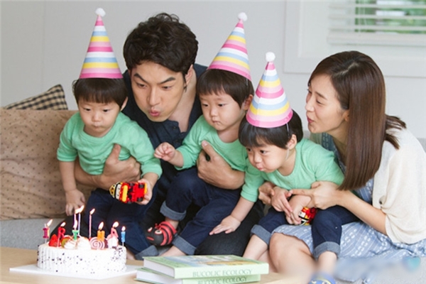 
Gia đình hạnh phúc của nam diễn viên Song Il Gook cùng người vợ xinh đẹp, tài giỏi và 3 cậu quý tử tinh nghịch, đáng yêu.