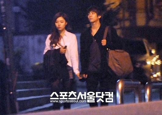 
Những hình ảnh rò rỉ cho thấy Jong Hyun và bạn gái đang trong giai đoạn hạnh phúc. Cặp đôi vừa đi dạo vừa nghe nhạc, cả hai còn khoác vai và cầm tay nhau rất tình từ mà không hề che dấu.