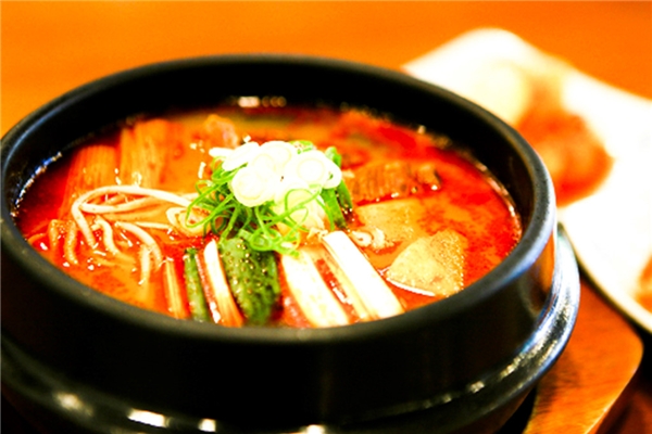 
Nếu Seomhyanggi chuyên về BBQ, Dongmoon chào mời thực đơn đa dạng cho thực khách quốc tế thì Nammoon lại chuyên hẳn về các món ăn truyền thống của Hàn Quốc như: bibimbap (cơm trộn), mì lạnh, gà hầm sâm, bánh xèo hải sản, bạch tuộc xào cay... Do đó, nếu đã có dự định “đến Hàn phải ăn đồ Hàn” thì Nammoon là một lựa chọn dành cho bạn. Giá cả ở đây dao động từ 9.000-25.000 won một suất. Ảnh: Naminara.