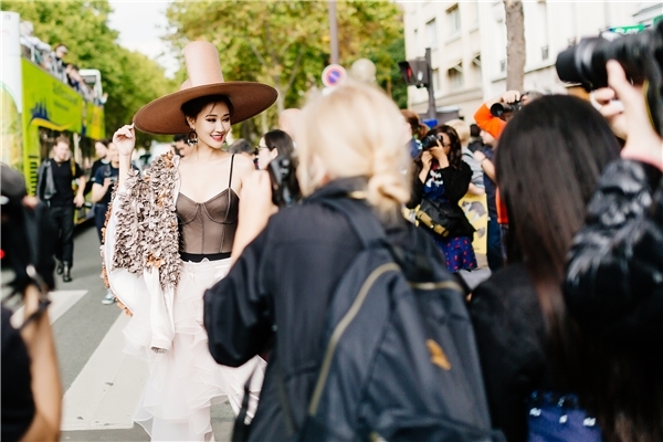 
 Maya khiến khán giả vô cùng ngạc nhiên khi xuất hiện tại Paris Fashion Week 2017.  - Tin sao Viet - Tin tuc sao Viet - Scandal sao Viet - Tin tuc cua Sao - Tin cua Sao