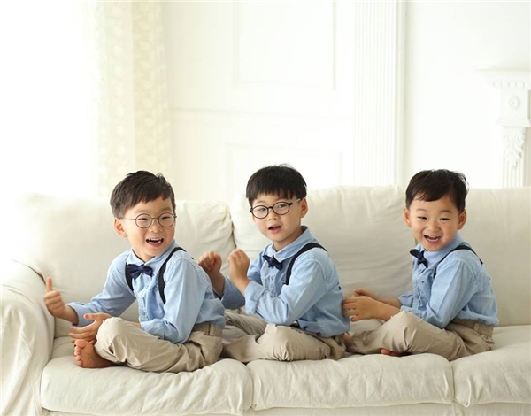 
Cuộc sống sung túc không lo nghĩ cùng với việc được giáo dục hiện đại từ nhỏ đã giúp cho 3 cậu quý tử của Song Il Gook ngoan ngoãn và đáng yêu vô cùng.