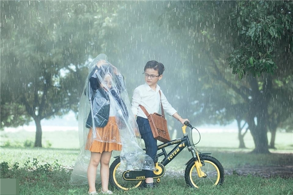 
Để có thể thực hiện tốt bộ ảnh, các bé đã vô cùng vất vả trước màn mưa giả này.