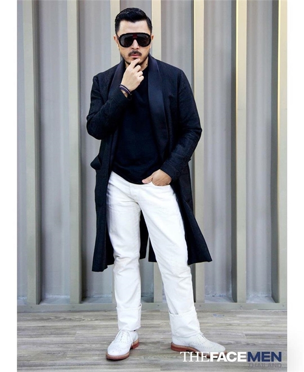 
Áo khoác dáng dài đi kèm quần ống thẳng tone trắng đầy mới mẻ.