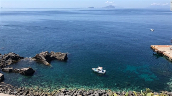 
Sự tương phản của bờ biển đá đen trên đảo Stromboli với nước biển trong xanh.