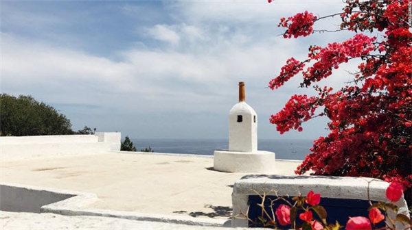 
Đảo Panarea nổi tiếng với các công trình màu trắng và hoa giấy màu hồng tươi.