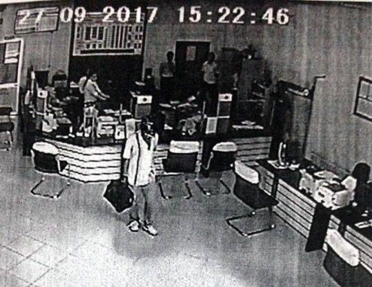 Camera an ninh ghi lại hình ảnh nghi phạm cướp 200 triệu tại ngân hàng Vietinbank chi nhánh KCN Hòa Phú.