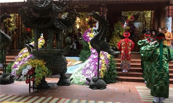 Clip: Hoài Linh làm lễ cúng Tổ nghề sân khấu tại đền thờ Tổ 100 tỉ - Tin sao Viet - Tin tuc sao Viet - Scandal sao Viet - Tin tuc cua Sao - Tin cua Sao