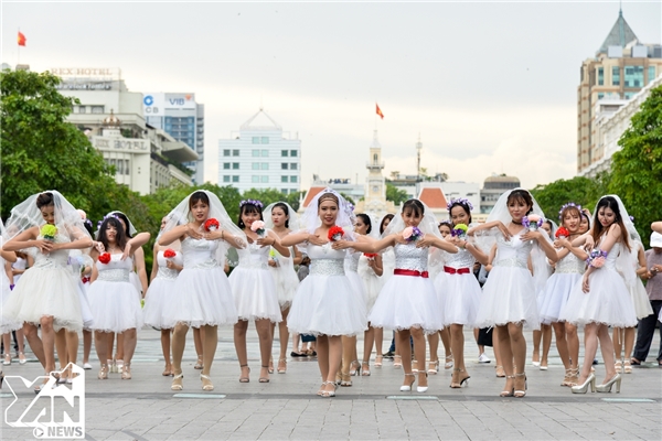 Màn nhảy flashmob cô dâu chú rể gây “náo loạn” phố đi bộ Nguyễn Huệ
