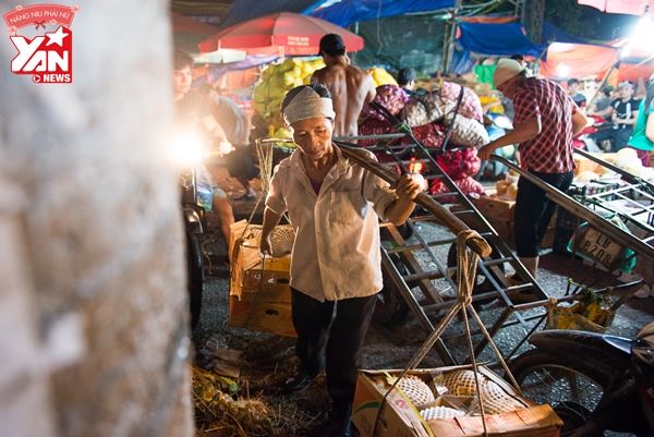 
Mỗi đêm, chợ Long Biên quy tụ vài trăm phu xe chở hàng, trong đó phần nhiều là phụ nữ