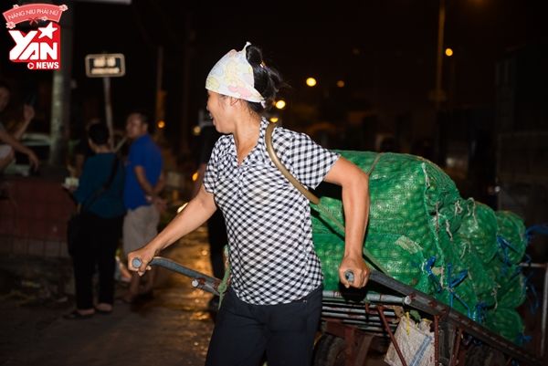 Cuộc đời nhọc nhằn của những nữ phu còng lưng kéo hoa quả ở chợ Long Biên