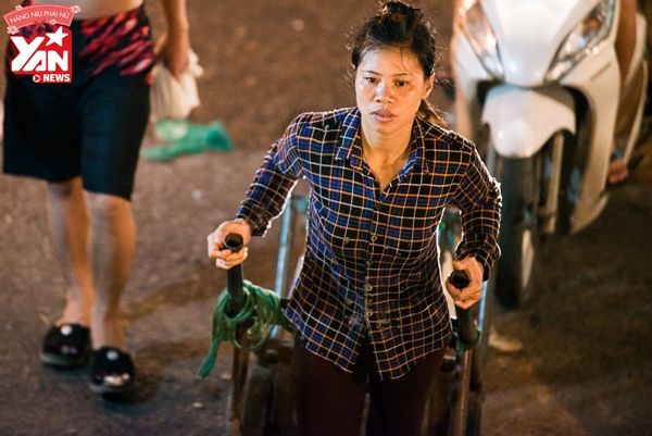 Cuộc đời nhọc nhằn của những nữ phu còng lưng kéo hoa quả ở chợ Long Biên
