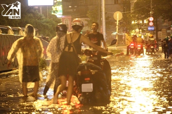 Siêu máy bơm hút cạn điểm ngập nặng nhất Sài Gòn trong vòng 1 giờ