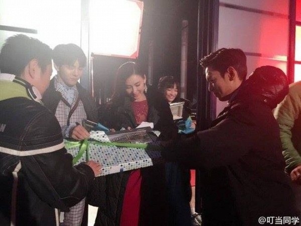 
T.O.P tặng quà kỷ niệm mừng ngày Trương Bá Chi hoàn thành các cảnh quay của bộ phim.