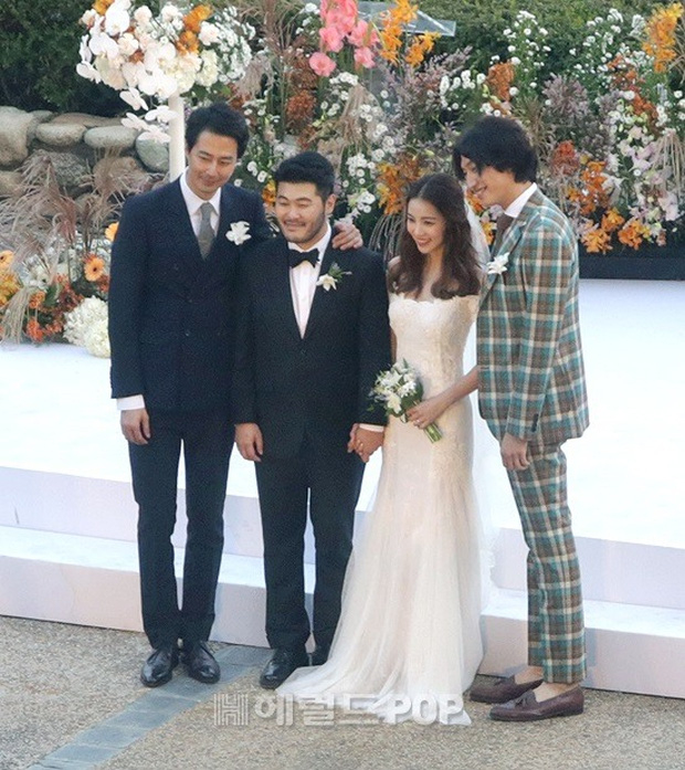
Mỹ nam Jo In Sung tham dự lễ cưới của Kim Ki Bang và đảm nhận vai trò MC chủ trì hôn lễ cùng Lee Kwang Soo.