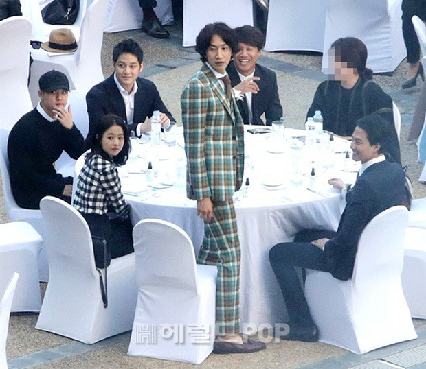 
Đây chính là bàn tiệc "gây sốt" nhất đám cưới, khiến tất cả mọi người lóa mắt khi quy tụ dàn sao hạng A: Jo In Sung, Lee Kwang Soo, Park Bo Young, Cha Tae Hyun, Kim Bum và D.O. (EXO)​.