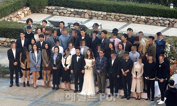 
Toàn cảnh lễ cưới quy tụ dàn sao đình đám của làng giải trí xứ Hàn khiến người hâm mộ vô cùng thích thú và ước ao ghen tị.