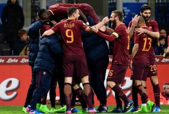
Các cầu thủ AS Roma ăn mừng chiến thắng trước AC Milan.
