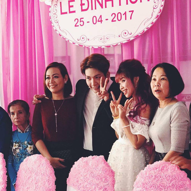 
Khởi My và Kelvin Khánh tổ chức lễ đính hôn tại Long Khánh vào ngày 25/4/2017 khiến cả showbiz bất ngờ. - Tin sao Viet - Tin tuc sao Viet - Scandal sao Viet - Tin tuc cua Sao - Tin cua Sao