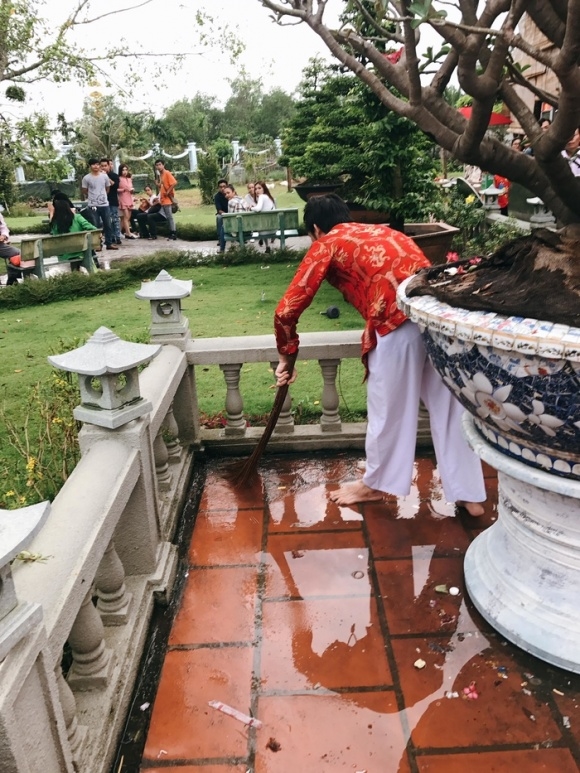 
Những hình ảnh đi chân trần đội mưa quét dọn lại khu vực bên ngoài đền thờ của Hoài Linh khiến mọi người xúc động. - Tin sao Viet - Tin tuc sao Viet - Scandal sao Viet - Tin tuc cua Sao - Tin cua Sao