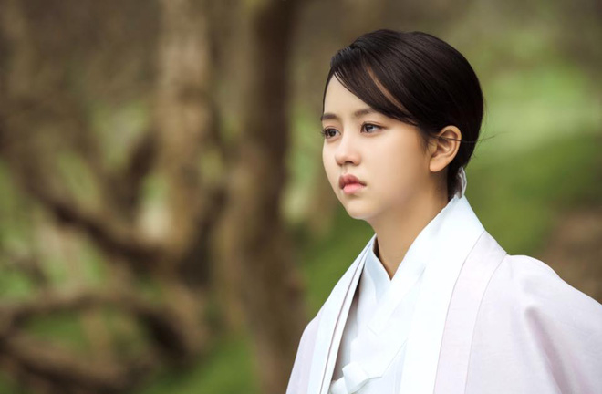 
Khoảng nửa cuối năm nay, Kim So Hyun cũng kịp ghi dấu ấn trong bộ phim Mặt Nạ Quân Chủ do cô thủ vai chính.