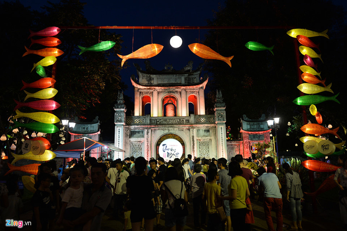 
Tối 1/10, đêm cuối của sự kiện "Thu vọng nguyệt" tại khu di tích Văn Miếu thu hút rất đông du khách.