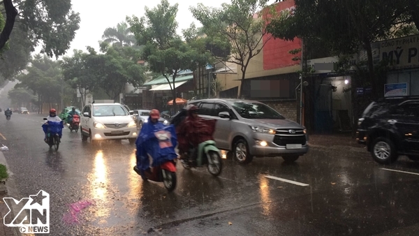Mưa như trút nước, người Sài Gòn bật đèn chạy xe giữa ban ngày
