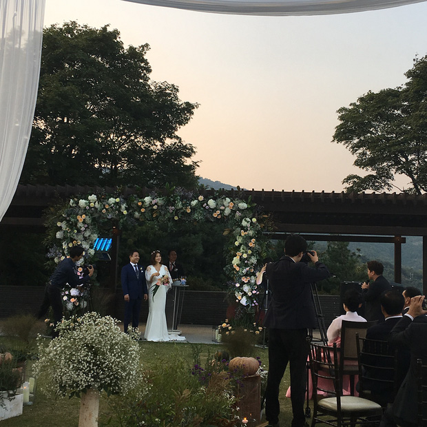 
Cận cảnh đám cưới trông đơn giản nhưng không kém phần xa hoa, lộng lẫy của vợ chồng nữ diễn viên Lee Si Young.