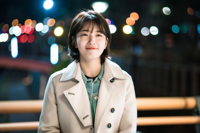 
Với vai diễn cô nàng thất nghiệp Nam Hong Joo trong While You Were Sleeping, Suzy đã được công chúng khen ngợi vì sự tiến bộ về diễn xuất.