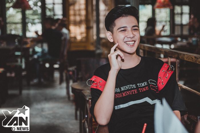 Hot boy cầm cờ đình đám mạng xã hội: Vô tư đón nhận sự nổi tiếng bất ngờ ở tuổi 15