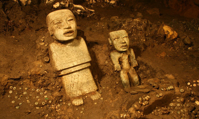 
Bị chôn vùi sau 1800 năm, nay 2 bức tượng người đã được phát hiện trong đường hầm.