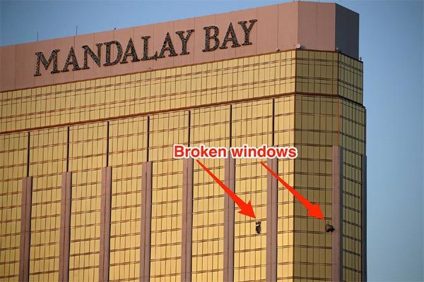 
Hai cửa sổ vỡ trên tầng cao của khách sạn Mandalay Bay được tạo ra bởi tay sát thủ
