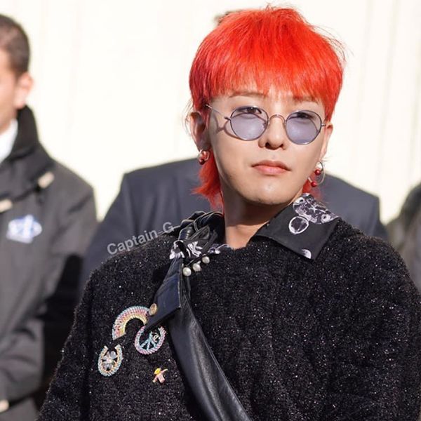 
Giữa tiết trời lạnh giá, G-Dragon trông thật ngầu và nổi bật với mái tóc hồng đỏ neon.