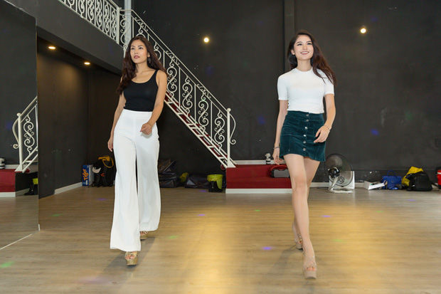 Á hậu Thùy Dung chăm chỉ tập luyện catwalk cùng Nguyễn Thị Loan