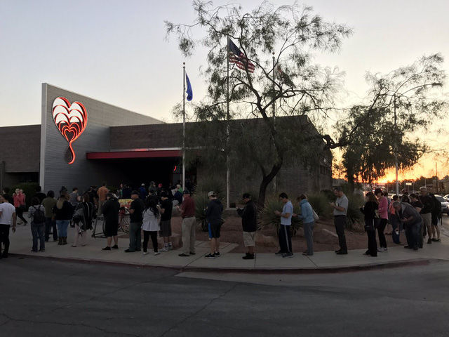 
Người dân xếp hàng trước cửa trung tâm hiến máu Las Vegas