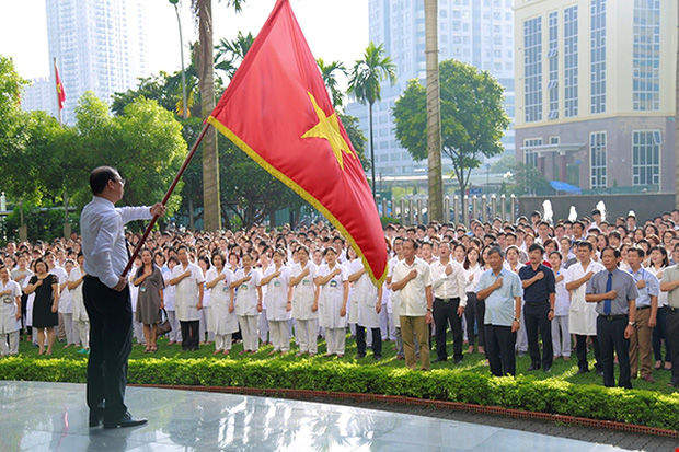 
GS. Nguyễn Anh Trí trong buổi chào cờ cuối cùng trước khi chia tay toàn thể cán bộ, nhân viên của Viện​