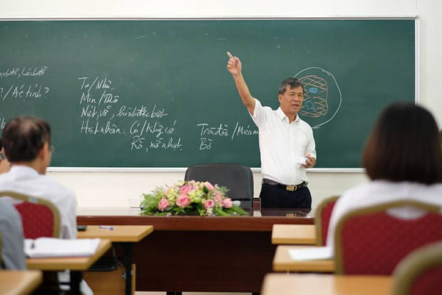 
Hình ảnh vị giáo sư hết lòng trong buổi giảng dạy cuối cùng (Ảnh: Facebook)