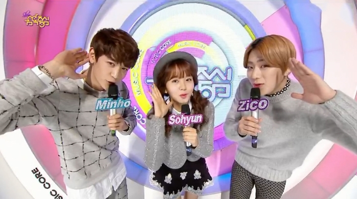 
Kim So Hyun làm MC cho Music Core bên cạnh 2 chàng trai đáng yêu Minho (SHINee) và Zico (Block B).