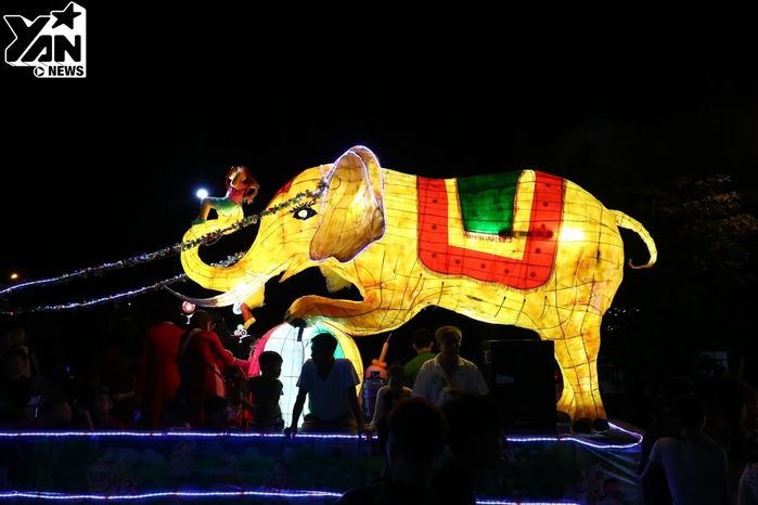 
Những chiếc đèn lồng Trung thu khổng lồ này được lấy cảm hứng từ các truyện ngụ ngôn, cổ tích như Rùa và thỏ, Thánh Gióng hoặc làm theo các con vật ý nghĩa khác như voi, trâu, rùa, rồng, cá chép…​