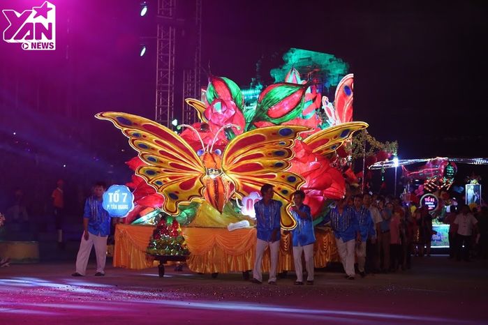 
 Lễ hội thành Tuyên trở thành lễ hội độc đáo của cả nước với những mô hình đèn Trung thu đa dạng, khổng lồ nhất 