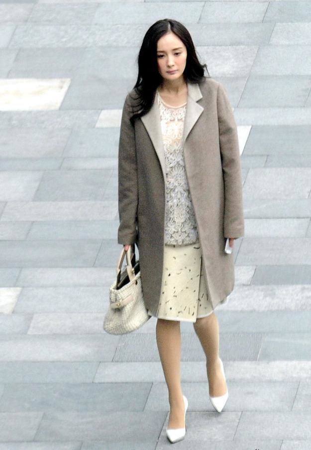 
Là nữ chính trong bộ phim nói về những người trẻ hiện đại, Dương Mịch phải mang giày cao gót khá nhiều trong các cảnh quay.