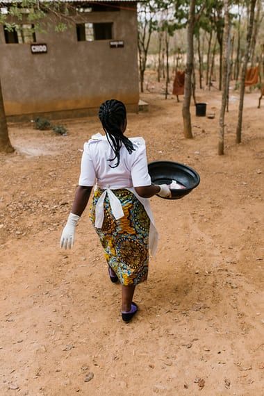 Quốc gia thiếu nước trầm trọng đến nỗi phụ nữ khi sinh con phải đi... mua nước