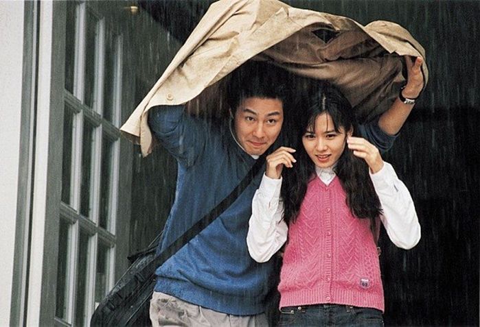 
Bản gốc cảnh che mưa "huyền thoại" của Jo In Sung và Son Ye Jin trong Classic.