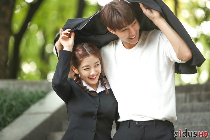 
Phiên bản parody "che nắng" của Kim Yoo Jung cùng sự trợ giúp của chàng diễn viên tân binh Hak Jin.