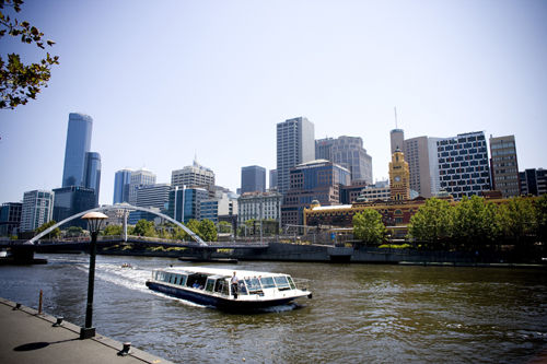 
Trải nghiệm du thuyền trên sông Yarra là cách du khách có thể thư thả ngắm nhìn Melbourne sôi động. Dòng sông này chảy ngang qua thành phố, tạo ra nhiều cảnh đẹp hai bên bờ.