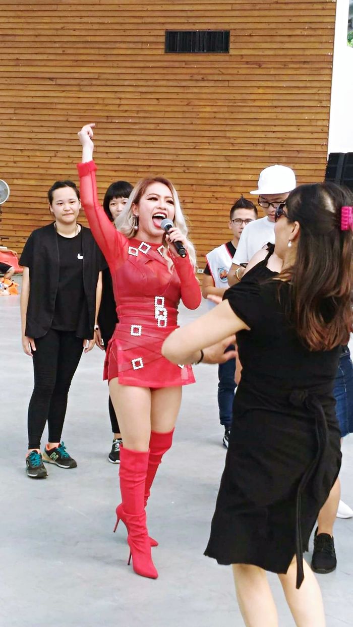 
Nữ ca sĩ MiA hết mình biểu diễn nhưng ca khúc sôi động để gửi tặng khán giả tại Đài Loan. - Tin sao Viet - Tin tuc sao Viet - Scandal sao Viet - Tin tuc cua Sao - Tin cua Sao