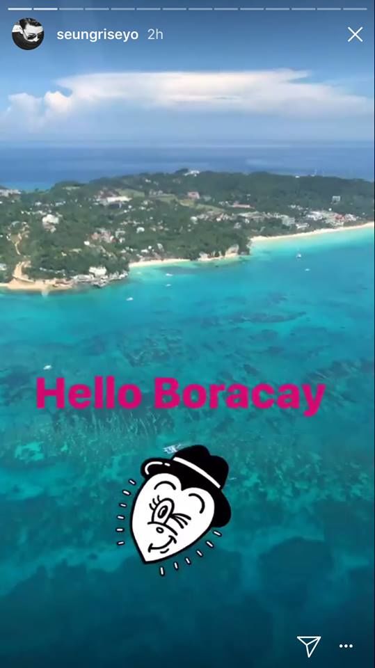 
Những hình ảnh được Seungri chia sẻ cho thấy anh đang có một kỳ nghỉ vui vẻ tại đảo Boracay, Phillipines. Không chỉ di chuyển bằng trực thăng để ngắm nhìn toàn cảnh hòn đảo xinh đẹp từ trên cao…