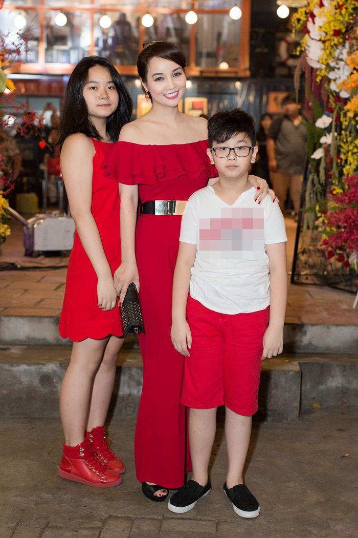 
Diễn viên Mai Thu Huyền nổi bật với bộ jumpsuit màu đỏ đi cùng hai con. - Tin sao Viet - Tin tuc sao Viet - Scandal sao Viet - Tin tuc cua Sao - Tin cua Sao