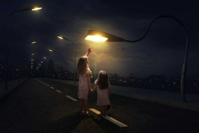 
Một chiếc đèn đường nhỏ bé cũng trở thành niềm vui của các con