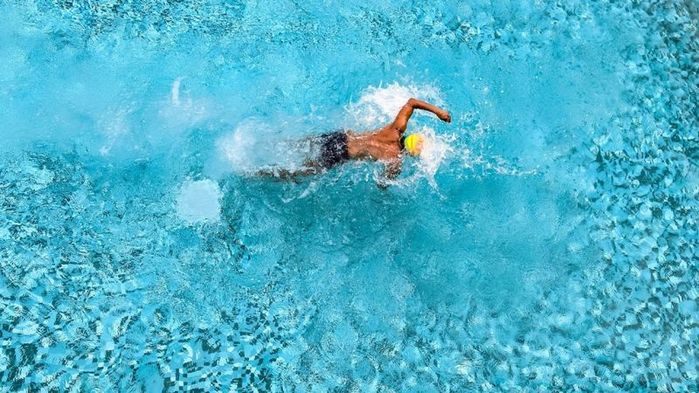
Chụp vận động viên đang bơi với tốc độ cao nhưng vô cùng sắc nét.