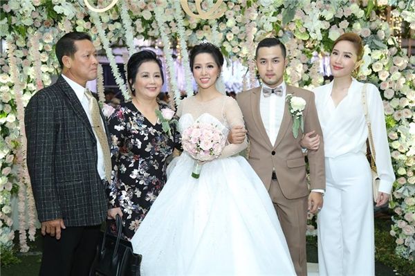 
Gia đình Bảo Thy vừa tổ chức đám cưới rất hoành tráng của anh trai Thế Bảo vào tháng 8 vừa qua. - Tin sao Viet - Tin tuc sao Viet - Scandal sao Viet - Tin tuc cua Sao - Tin cua Sao